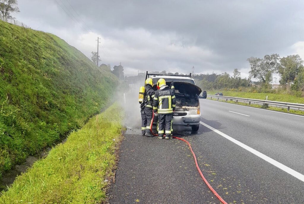 Carrinha arde A28
