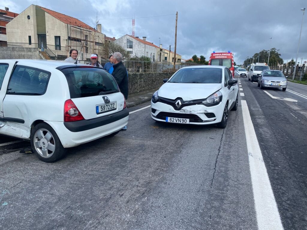 Esposende: Colisão entre carros na EN 13 deixa mulher ferida ff9f9319 35a2 4d90 a155 ffaa9d472d7f