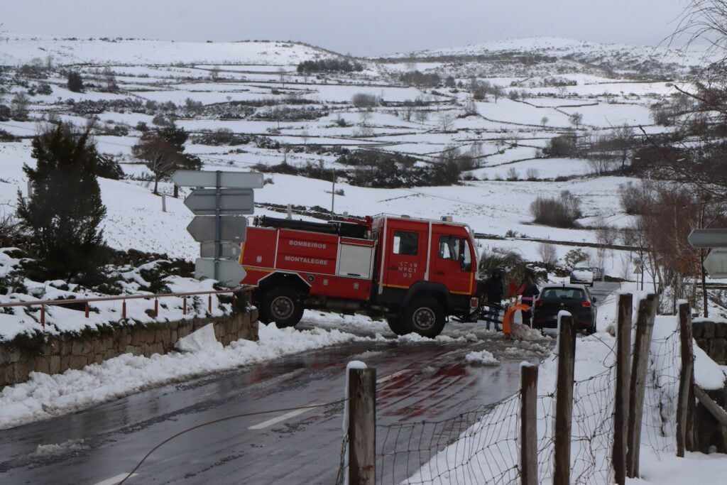 Minho: Neve lá em cima e ondas altas cá em baixo neve minho montalegre