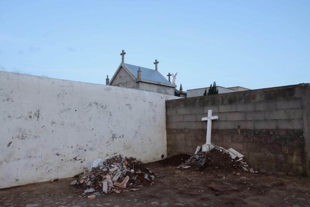 Esposende: Até os restos de uma campa depositados em rua de Fão campa restos