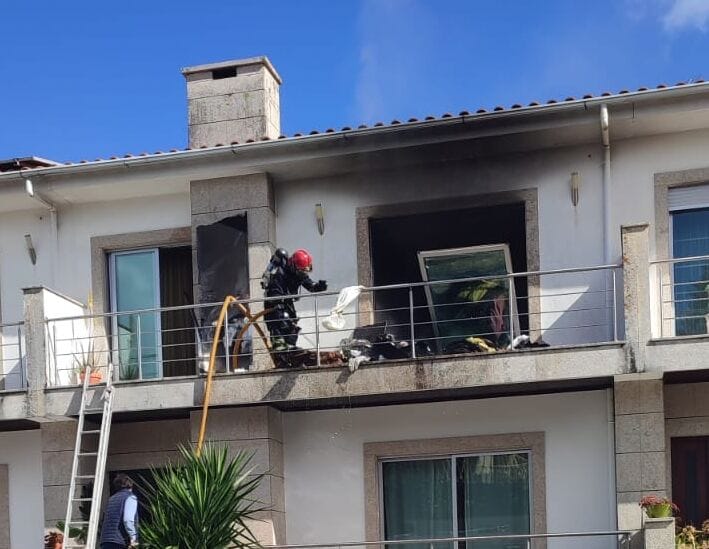 Barcelos: Incêndio destrói quarto de habitação nas Carvalhas 1b463d1a 0e35 4d05 93b0 ecbfa756c997 1 e1712488992858