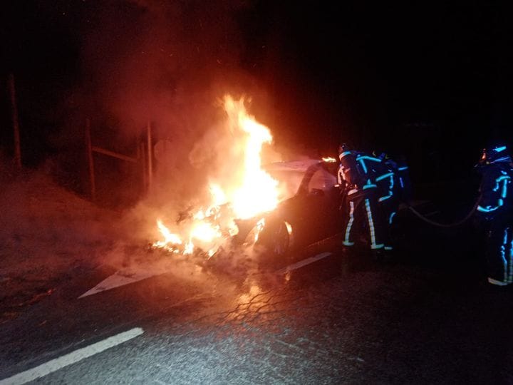 alto da vela carro arde