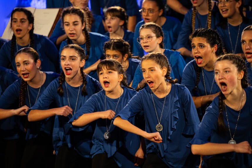 Esposende: "Pequenos Cantores" grandes na música distinguidos em Barcelos esposende coro pequenos cantores
