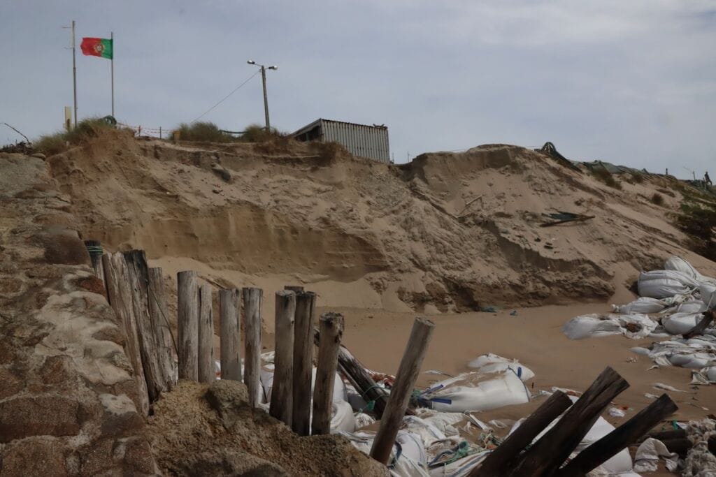 Esposende: Mar avança em Apúlia. Câmara vai demolir casa em Cedovém e "BariBar" Apúlia Cedovem erosao costeira mar
