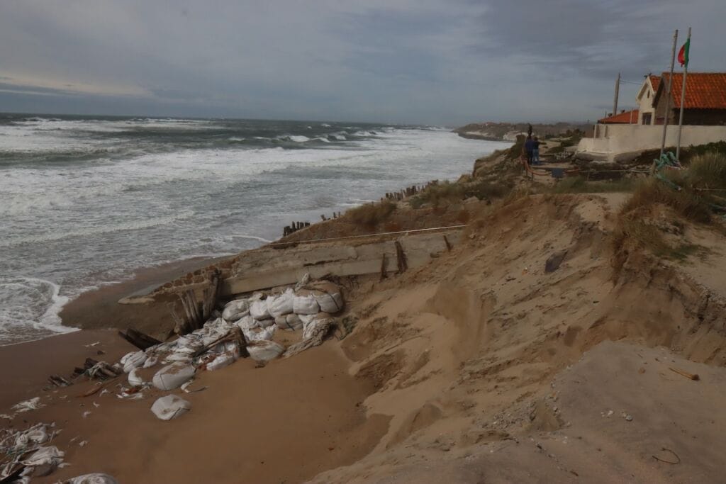 Esposende: Mar avança em Apúlia. Câmara vai demolir casa em Cedovém e "BariBar" Apúlia Cedovem erosao costeira mar