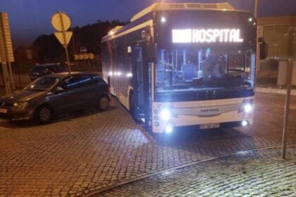 Autocarros TUB mal estacionado