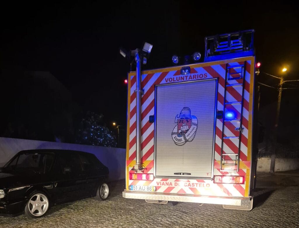Viana: Realojado após incêndio em habitação na Vila de Punhe Incendio carro Viana do Castelo