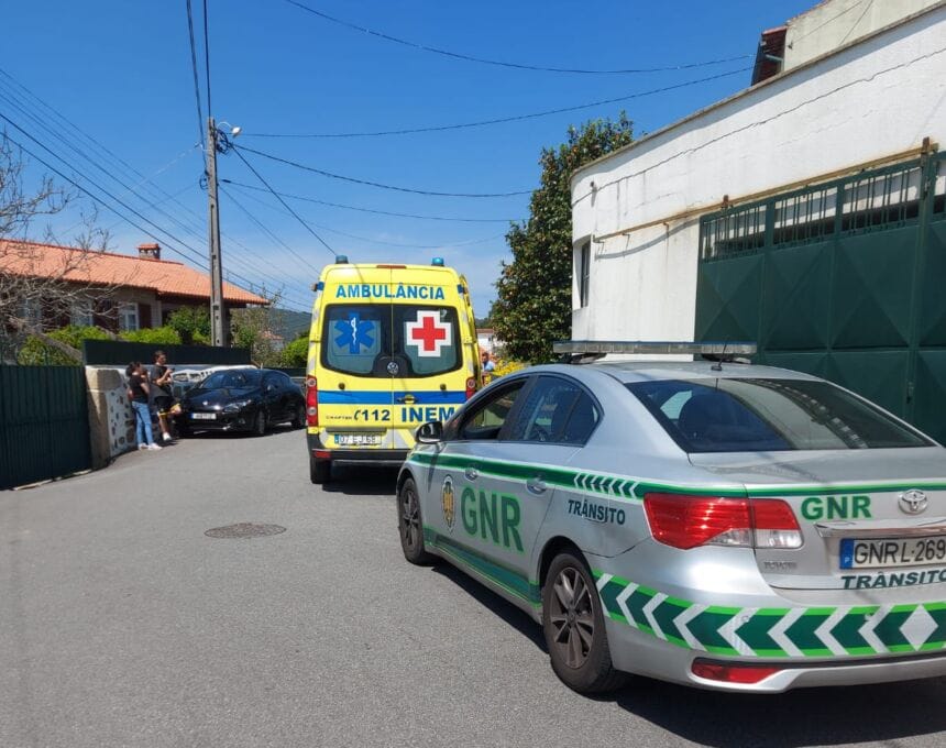 Viana: Perdeu o controlo da "scooter" e embateu na GNR Viana CVP Neiva