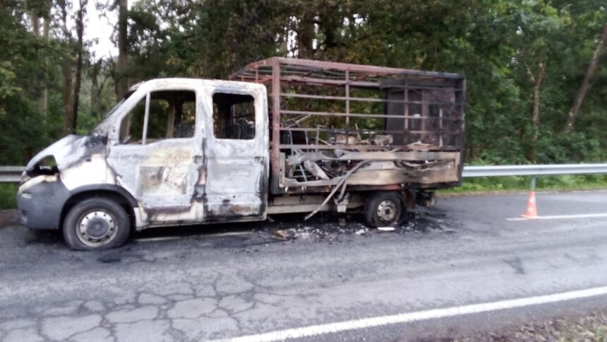 Viana: Mais uma viatura arder desta vez na EN13-3 em Castelo do Neiva Viana carrinha arde