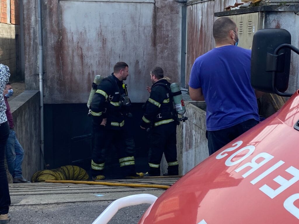 Bombeiros fão incendio