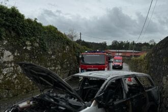 Carro arde areias de vilar