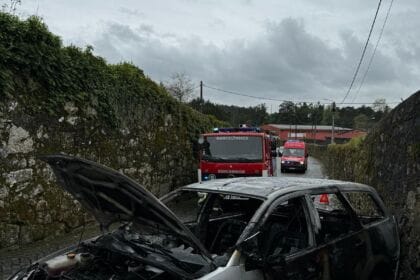 Carro arde areias de vilar