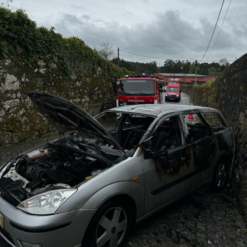 Barcelos: Carro arde em Areias de Vilar Carro arde areias de vilar