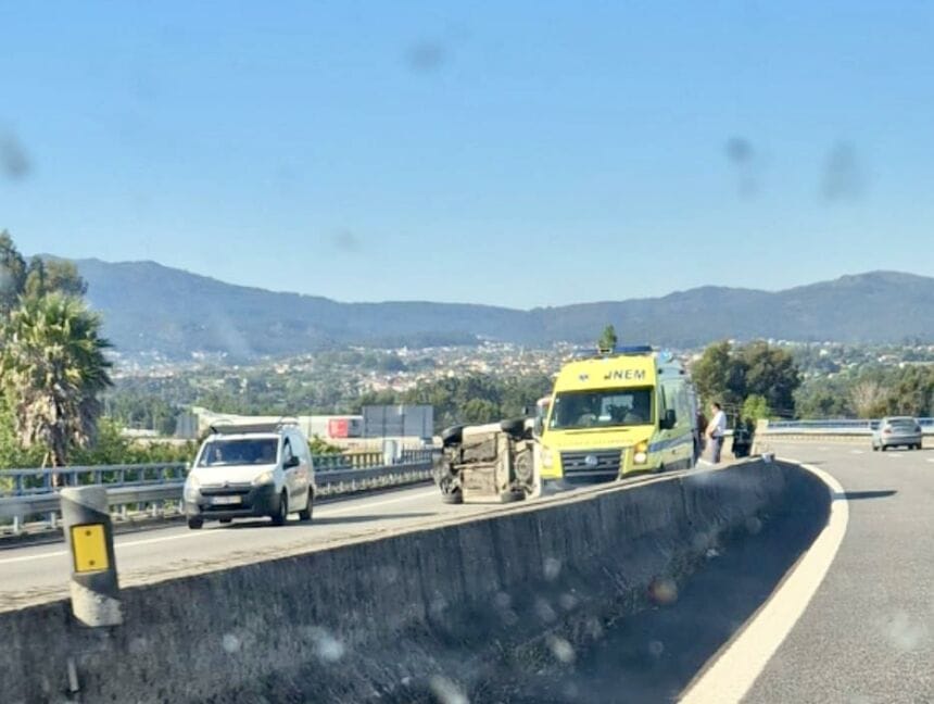 Viana: Capotamento na A28 condiciona o trânsito Viana A28 acidente