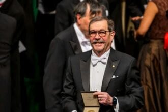 UMinho Alain Aspect a receber o Prémio Nobel 2022