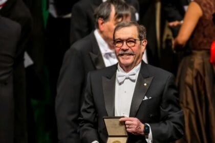 UMinho Alain Aspect a receber o Prémio Nobel 2022