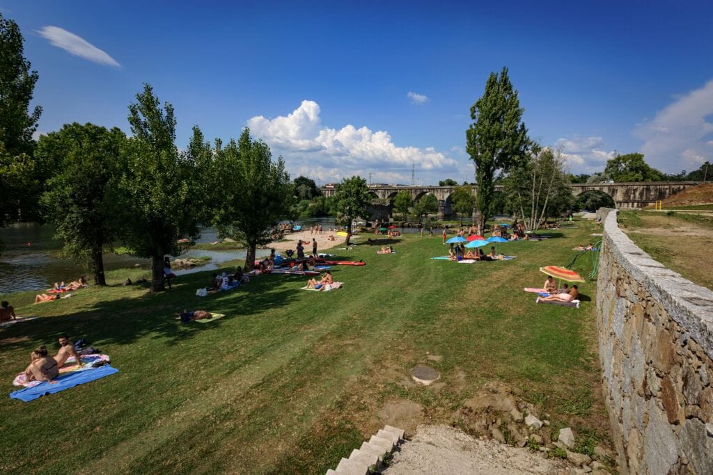 Braga: Praia Fluvial de Adaúfe interditada. Procuras opções alternativas? Praia fluvial Ponte do Bico E24