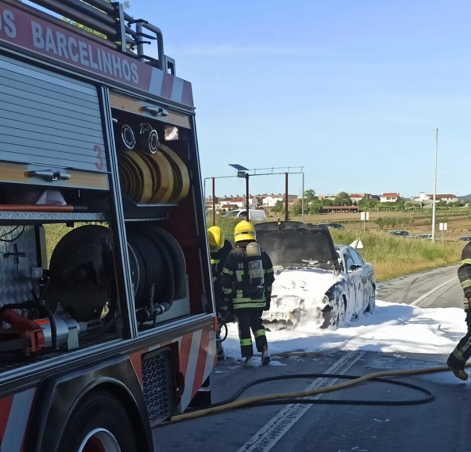 Barcelos incendio carro