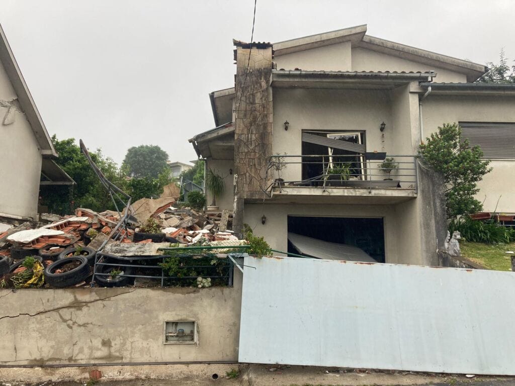 Vila Verde: Explosão destrói garagem e afeta 11 casas. "Foi milagre ninguém morrer", afirmam bombeiros Vila Verde explosão turiz