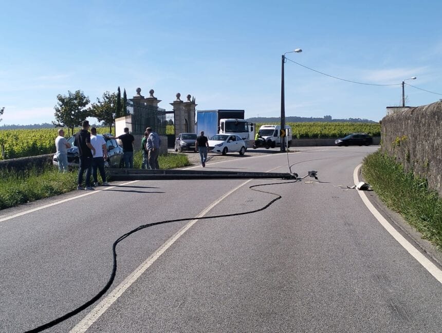 Barcelos: Derrube de poste de iluminação pública corta EN204 Barcelos EN204