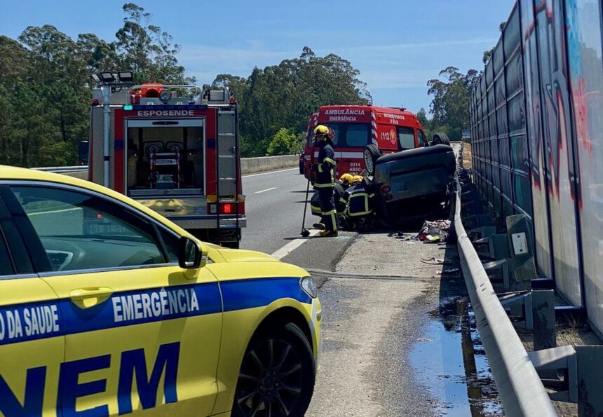 Esposende: Dois encarcerados após capotamento de carro na A28 Acidente Esposende A28