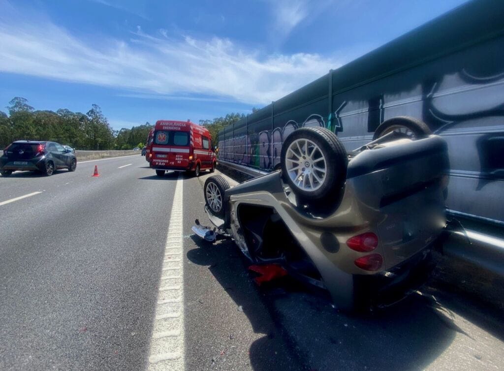 Esposende: Dois encarcerados após capotamento de carro na A28 Acidente A28 Esposende