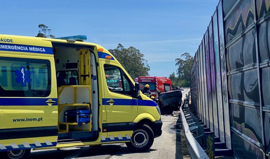Esposende: Dois encarcerados após capotamento de carro na A28 A28 acidente esposende