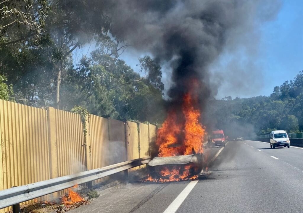 Esposende: (c/vídeo) Família de Caminha vê carro consumido pelas chamas na A28 a28 carro arde esposende - 1