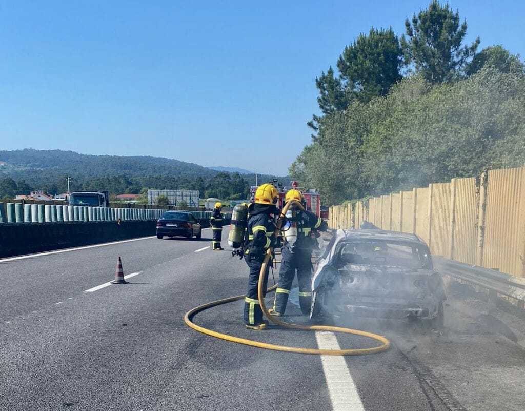 Esposende: (c/vídeo) Família de Caminha vê carro consumido pelas chamas na A28 carro arde A28 bombeiros