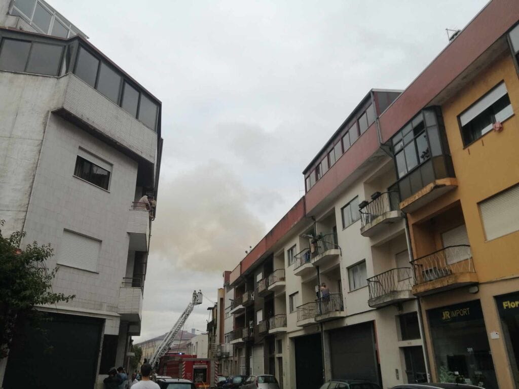 Braga: Veja o vídeo. Edifício tomado pelas chamas na rua Nova de Santa Cruz 778bd308 982f 4a9d 966e 5ba1a4fa88c5