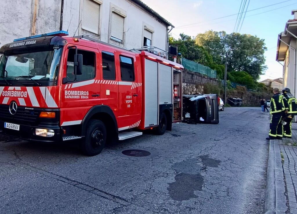 Braga: Colisão seguida de capotamento faz um ferido em Ferreiros Acidente Braga Sapadores socorro