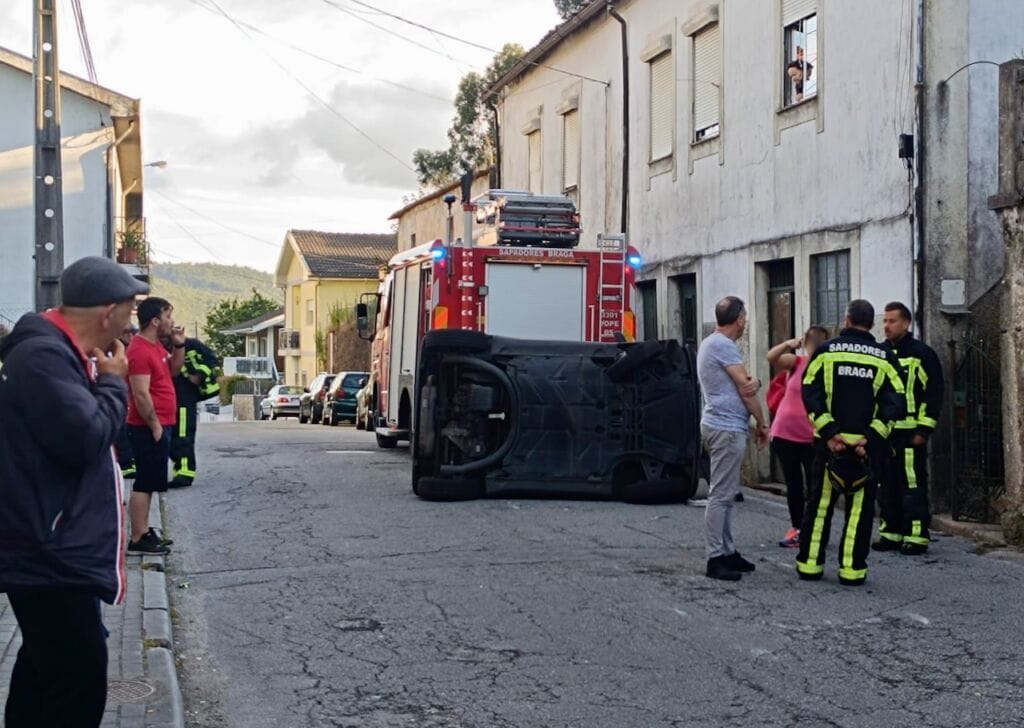 Braga: Colisão seguida de capotamento faz um ferido em Ferreiros Acidente Braga Sapadores socorro