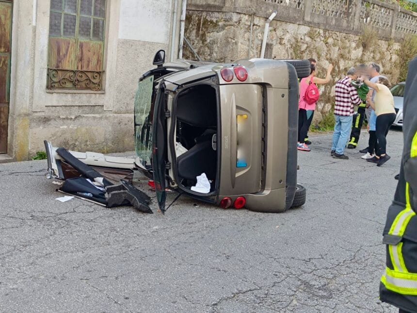 Braga: Colisão seguida de capotamento faz um ferido em Ferreiros Acidente Braga Sapadores socorro