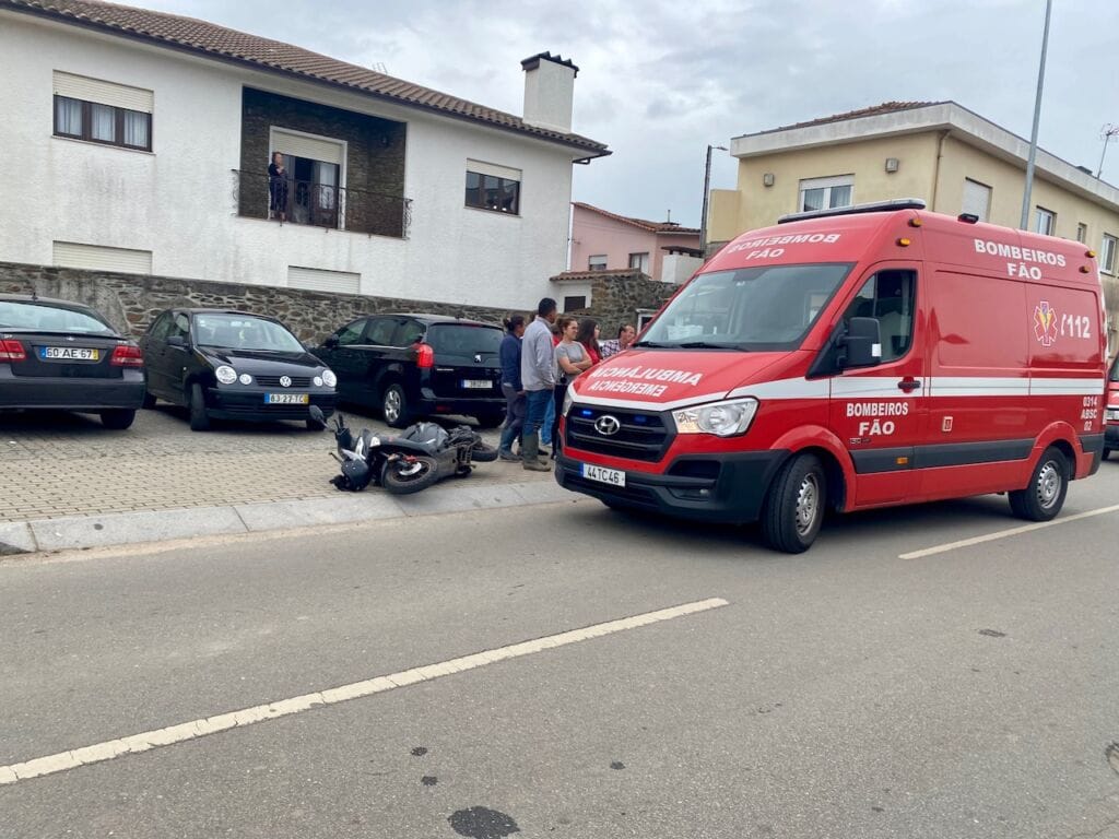 Esposende: Despiste de mota na avenida de São Martinho provoca dois feridos Acidente Esposende Sao Martinho