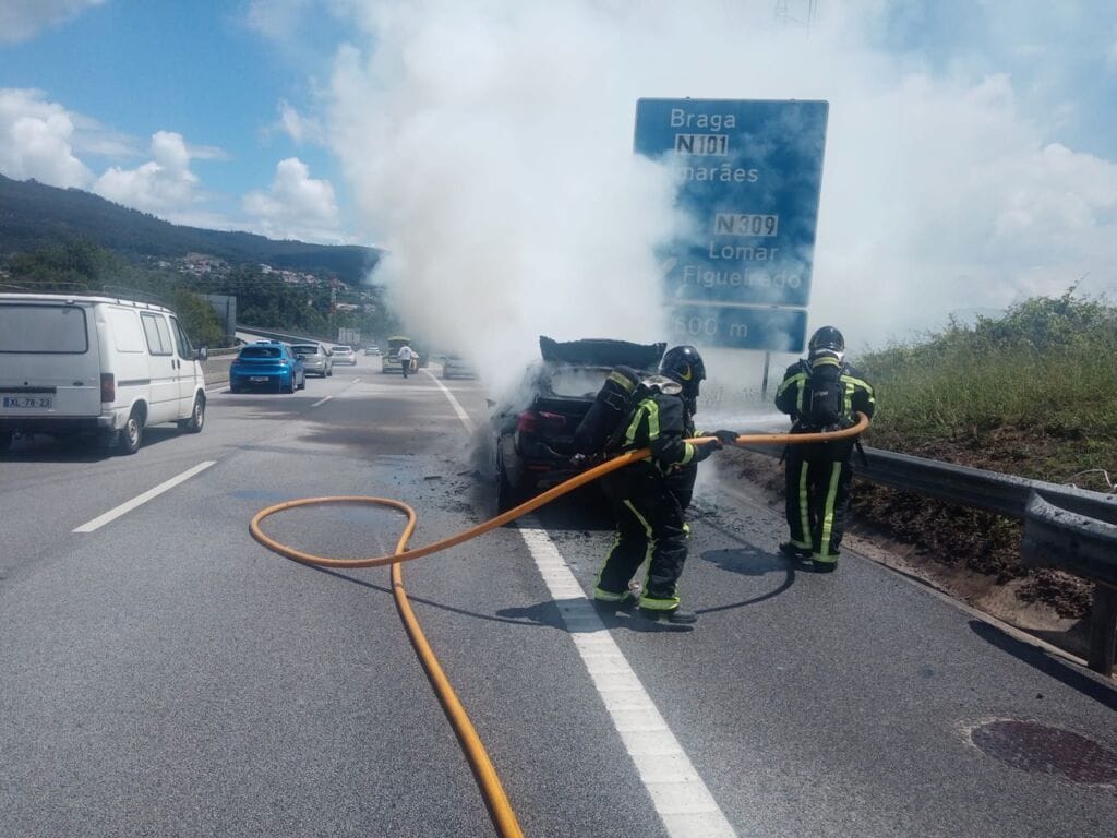 Braga: Carro arde na avenida Miguel Torga na Circular Braga incendio carro