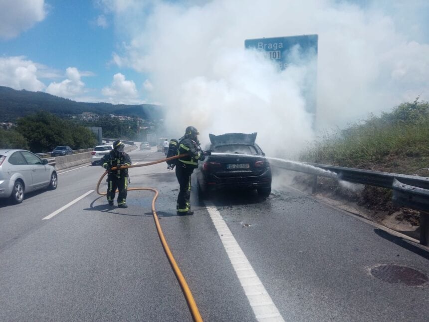 Braga: Carro arde na avenida Miguel Torga na Circular carro braga incendio