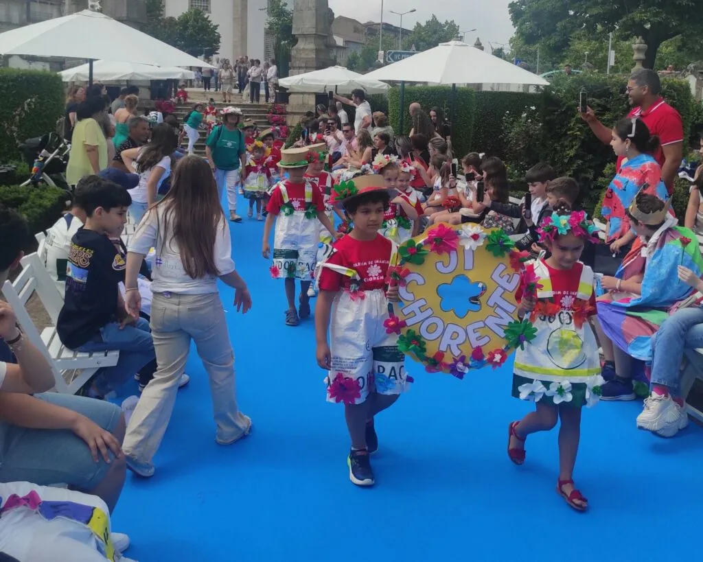 Barcelos: Crianças invadiram Jardim das Barrocas para desfile ecológico Barcelos desfile ecológico