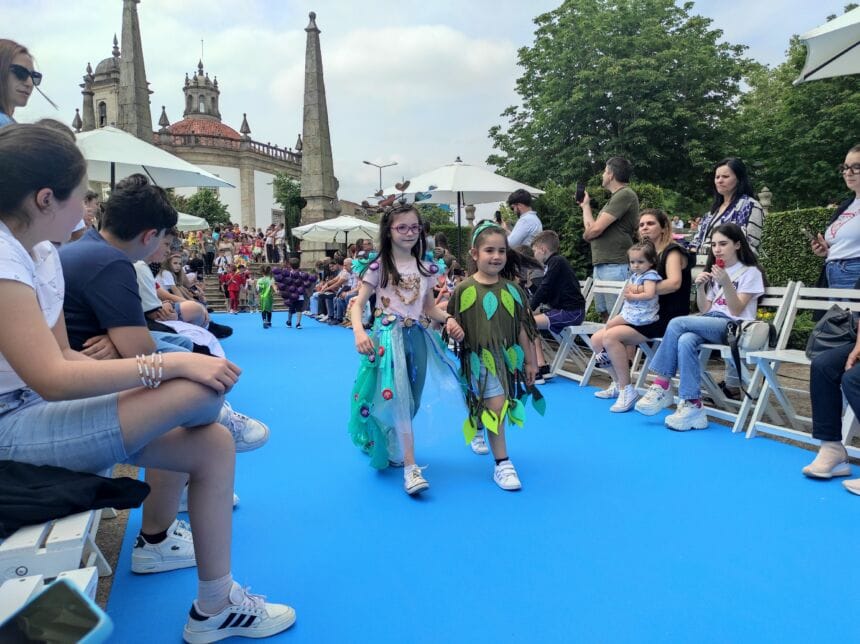 Barcelos: Crianças invadiram Jardim das Barrocas para desfile ecológico Barcelos desfile ecológico