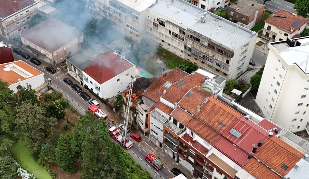 Braga: Veja o vídeo. Edifício tomado pelas chamas na rua Nova de Santa Cruz Incendio Braga predio