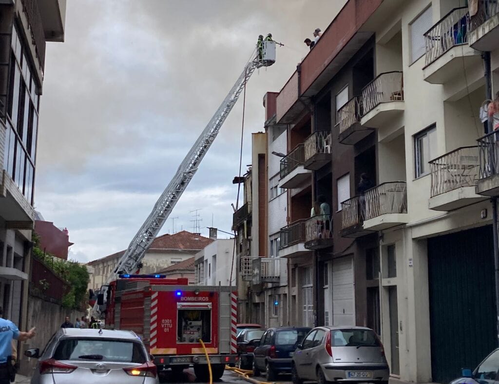 Braga: Veja o vídeo. Edifício tomado pelas chamas na rua Nova de Santa Cruz Arde Braga edificio