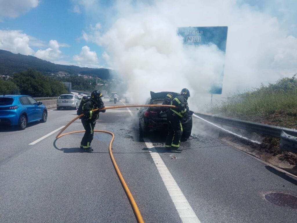 Braga: Carro arde na avenida Miguel Torga na Circular carro arde braga