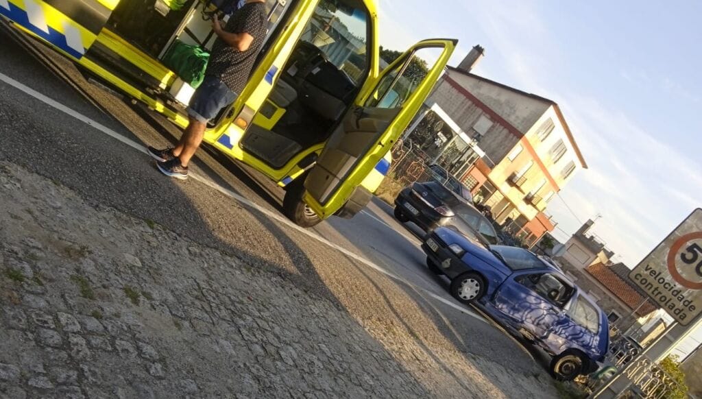 Esposende: Mais um acidente na EN13. Colisão em Antas faz dois feridos acidente esposende antas