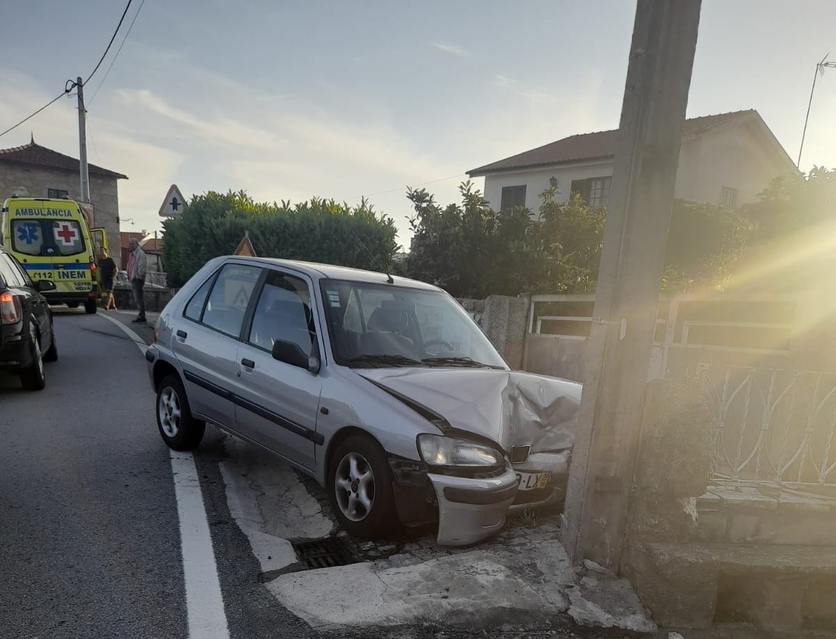 Esposende: Mais um acidente na EN13. Colisão em Antas faz dois feridos acidente esposende Antas