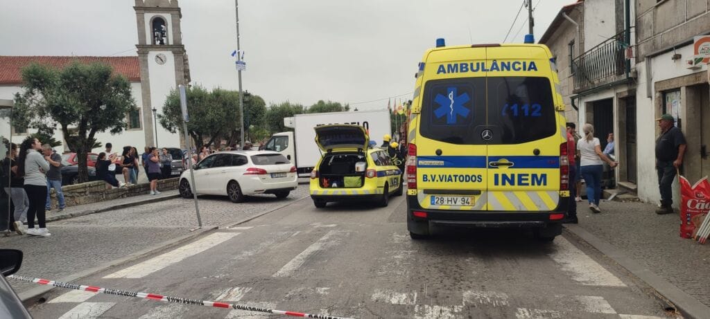 Barcelos: Entra em despiste e atinge três carros em Negreiros. Há um ferido INEM Bombeiros Viatodos Negreiros Barcelos