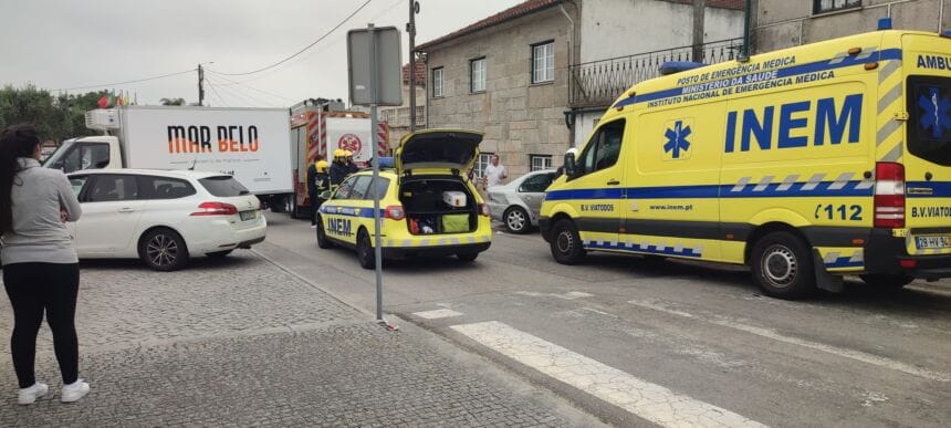 Barcelos: Entra em despiste e atinge três carros em Negreiros. Há um ferido INEM Bombeiros Viatodos Negreiros Barcelos