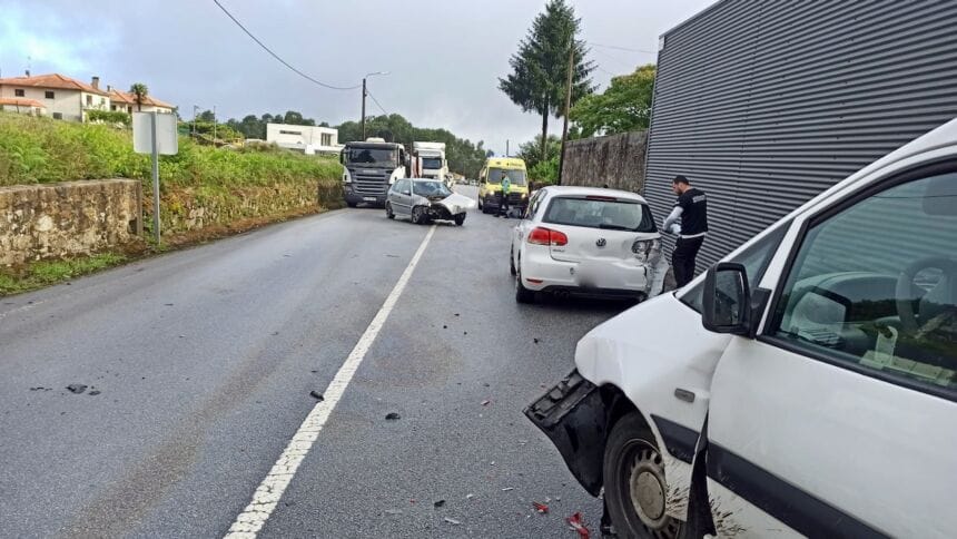 Esposende: Dois feridos em violenta colisão em Forjães na EN103 acidente esposende forjaes en103 - 1