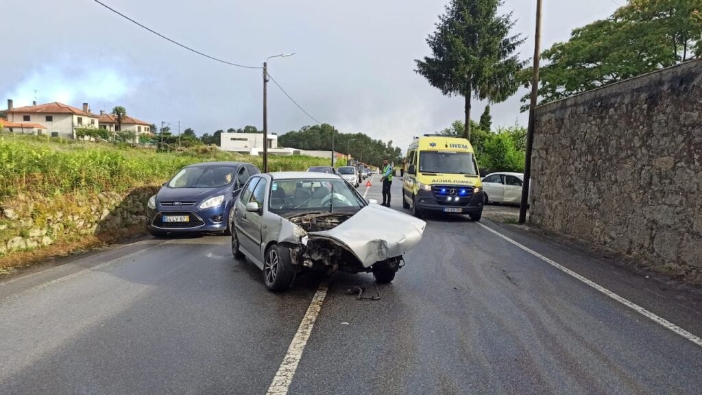 Esposende: Dois feridos em violenta colisão em Forjães na EN103 acidente esposende forjaes en103 - 4