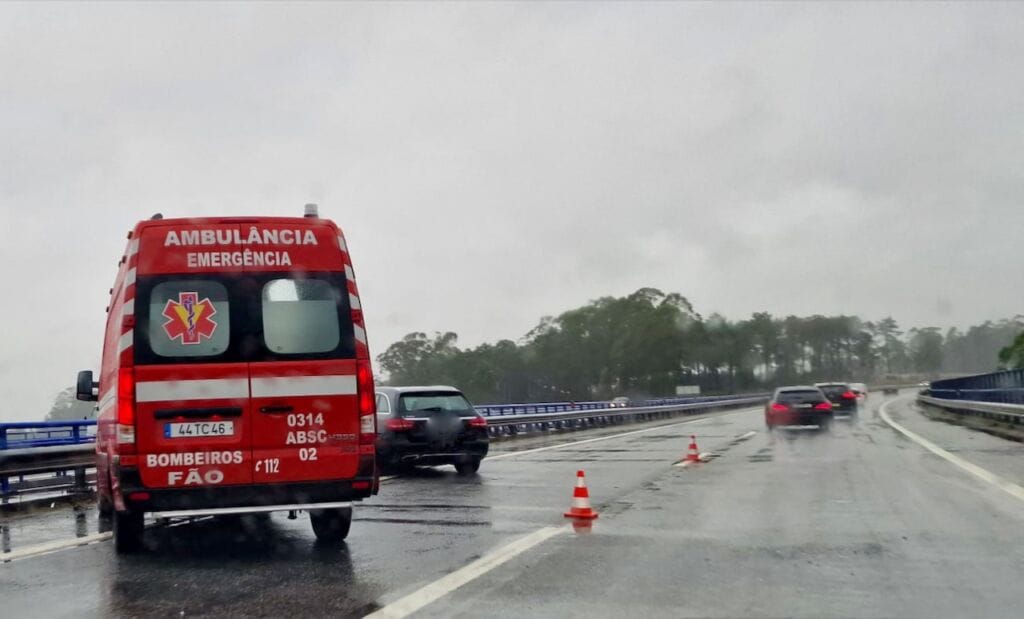 Esposende: Acidente em ponte da A28. Mais um "no sítio do costume" acidente ponte a28 esposende - 1