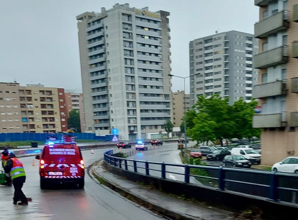 Braga: Derrame na Circular Urbana provoca dois acidentes e corte de via braga derrame circular urbana - 1