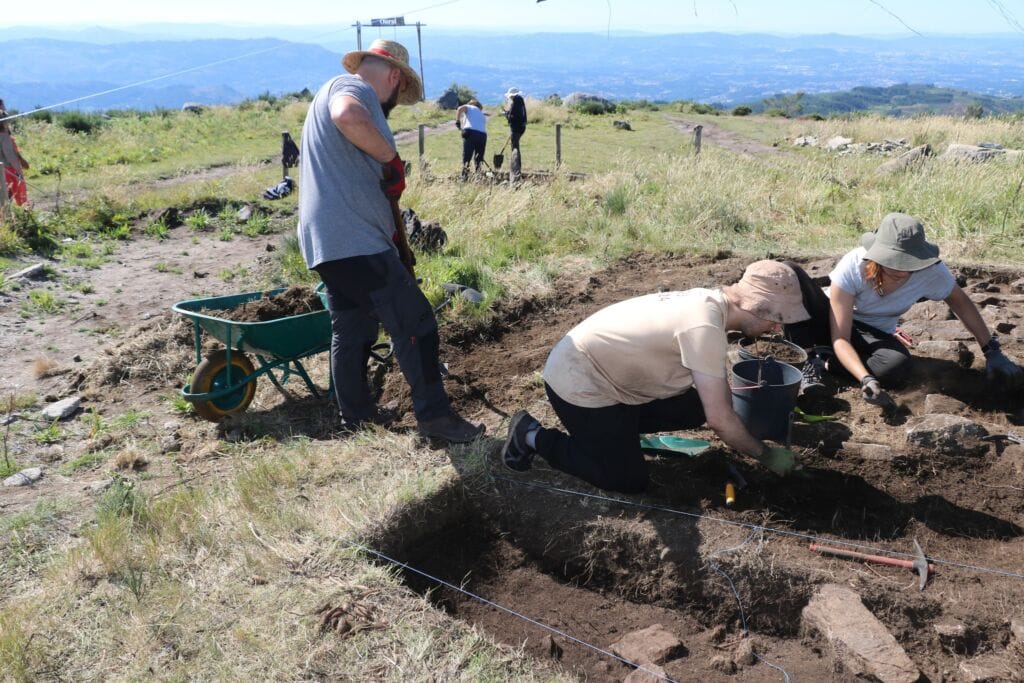 Vila Verde: Arqueólogos encontram achado de 6 mil anos na nascente do rio Neiva arqueologos Vila Verde monte oural neiva